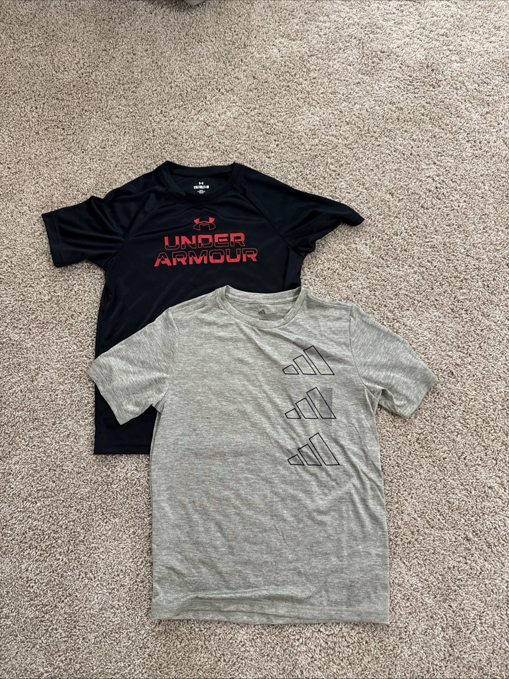 2 dri fit t shirt: Under Armour & adidas